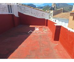 Espaciosa y versátil casa en esquina, ubicada en el corazón de Xeresa