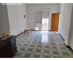 Espaciosa y versátil casa en esquina, ubicada en el corazón de Xeresa
