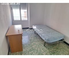 Espaciosa y versátil casa en esquina, ubicada en el corazón de Xeresa