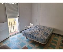 Espaciosa y versátil casa en esquina, ubicada en el corazón de Xeresa