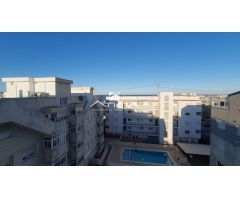 encantador ático dúplex, situado en la zona centro de la playa de Daimús y a solo 150 metros del mar
