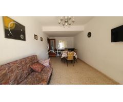 Apartamento situado en la tercera línea de la playa de Bellreguard y a solo 150 metros del mar,