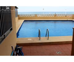 Apartamento con vistas abiertas al mar situado en primera  línea de la playa de Bellreguard