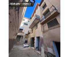 Se vende casa de cuatro plantas y local en Estadilla