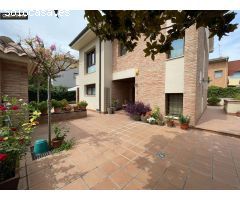 Se vende chalet seminuevo zona el Terrero en Barbastro.