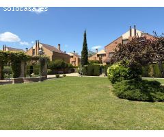 En venta casa Pareada en Venta en Urbanización La Robleda, Zaragoza