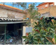 CASA CON PATIO Y POSIBILIDAD DE HACER GARAJE EN 135000 PARA REFORMAR