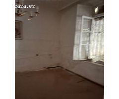 CASA CON PATIO Y POSIBILIDAD DE HACER GARAJE EN 135000 PARA REFORMAR