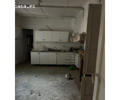CASA CON PATIO Y POSIBILIDAD DE HACER GARAJE EN 135000 PARA REFORMAR
