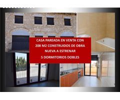 PAREADA DE 208 M2 EN VENTA, CON FACHADA DE PIEDRA, 208 M2 CONSTRUIDOS, 61 M2  JARDIN, 5 DORMITORIOS