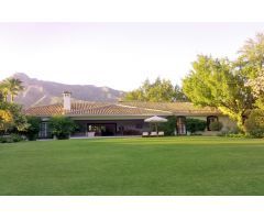 Villa de lujo con 6.000m2 de impresionante jardin privado y pista de padel, Milla de Oro, Marbella