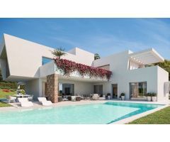 Villa de estilo contemporaneo con precioso jardin privado en La Alqueria