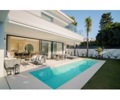 Nueva villa en segunda linea de la playa en Milla de Oro, Marbella