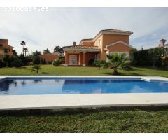 Villa a 150m de mar en venta en Urb.Don Pedro, Estepona.