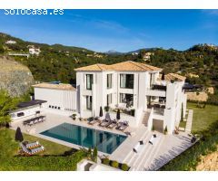 Espectacular villa de diseño con vistas panorámicas al mar y golf in Madroñal