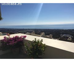 Impresionante ático dúplex con panorámicas vistas al mar en Los Monteros Hills, Marbella