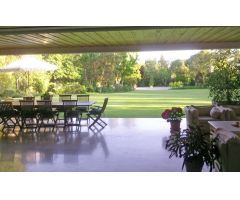 Villa de lujo con 6.000m2 de impresionante jardin privado y pista de padel, Milla de Oro, Marbella