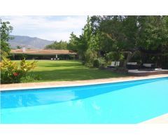 Villa de lujo con 6.000m2 de impresionante jardin privado y pista de padel, Milla de Oro, Marbella