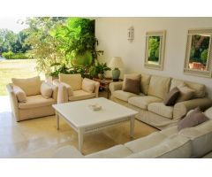 Villa de lujo con 6.000m2 de impresionante jardin privado y pista de padel, Milla de Oro, Marbella