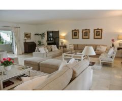 Villa de lujo con 6.000m2 de impresionante jardin privado y pista de padel, Milla de Oro, Marbella