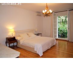Villa de lujo con 6.000m2 de impresionante jardin privado y pista de padel, Milla de Oro, Marbella
