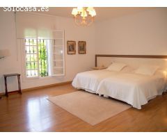 Villa de lujo con 6.000m2 de impresionante jardin privado y pista de padel, Milla de Oro, Marbella