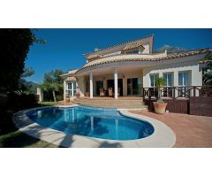 Preciosa villa en Istan, con vistas únicas para al lago .