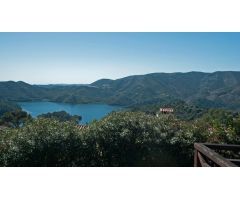 Preciosa villa en Istan, con vistas únicas para al lago .