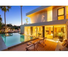 Villa completamente reformada de 4 dormitorios en Los Naranjos Golf/Nueva Andalucía