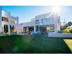 Moderna villa en 2ª línea de playa en Oasis de Banus, Puerto Banus