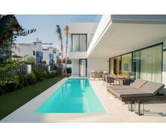Nueva villa en segunda linea de la playa en Milla de Oro, Marbella