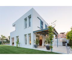 Villa moderna en Casasola, Guadalmina Baja a pocos metros del mar