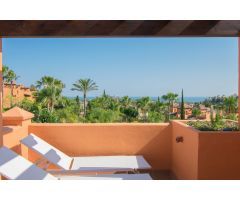Moderna casa adosada sin muebles con vistas al mar en Atalaya Golf