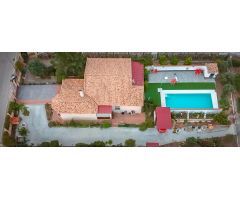 ESPECTACULAR CHALET CON FANTASTICO TERRENO EN LAS LOMAS DEL REY.- LA CARLOTA.- CÓRDOBA
