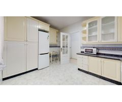 MAGNIFICA VIVIENDA SITUADA EN PLENO CENTRO DE CORDOBA, CON 5 DORMITORIOS, 2 BAÑOS y TERRAZA.