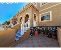 Bungalow con sótano en urbanización con piscina en Gran Alacant