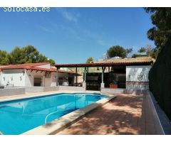 Chalet con amplios jardines y piscina en un entorno idílico