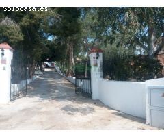 Chalet con amplios jardines y piscina en un entorno idílico