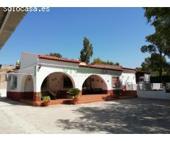 Chalet con amplios jardines y piscina en un entorno idílico