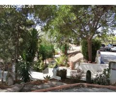 Chalet con amplios jardines y piscina en un entorno idílico