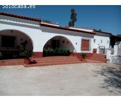 Chalet con amplios jardines y piscina en un entorno idílico