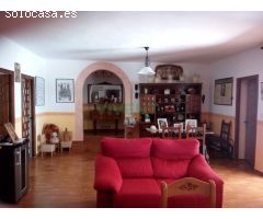 Chalet con amplios jardines y piscina en un entorno idílico