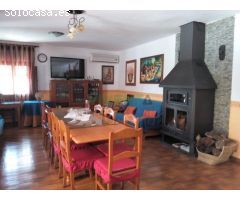 Chalet con amplios jardines y piscina en un entorno idílico