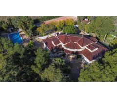 Chalet en venta con piscina y pista de tenis.