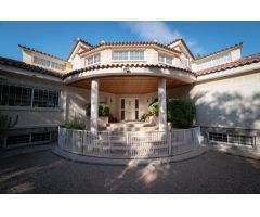 Chalet en venta con piscina y pista de tenis.