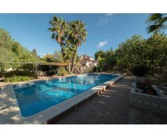 Chalet en venta con piscina y pista de tenis.