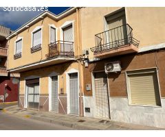 Amplio adosado de esquina en DOLORES, Alicante. El alojamiento es de 2 niveles con 4 dormitorios