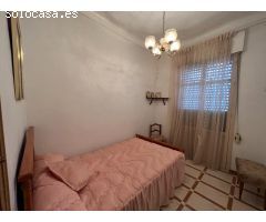 Amplio adosado de esquina en DOLORES, Alicante. El alojamiento es de 2 niveles con 4 dormitorios