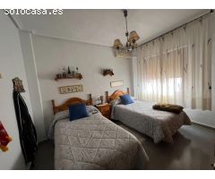 Amplio y luminoso apartamento en primera planta de 186 m2 construidos situado en Dolores, ALICANTE.