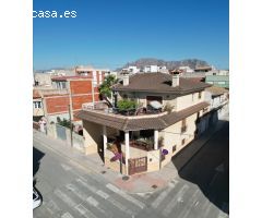 CHALET EN ESQUINA CON AMPLIO GARAJE Y SOLÁRIUM EN RAFAL.